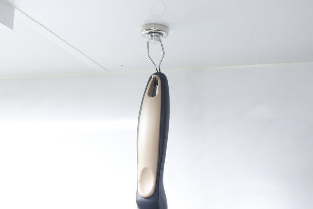 キャンドゥの超強力回転式マグネットフックはフライパンなどの調理器具の収納におすすめ