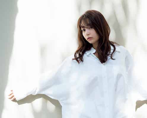宇垣美里、白シャツで美脚大胆魅せ