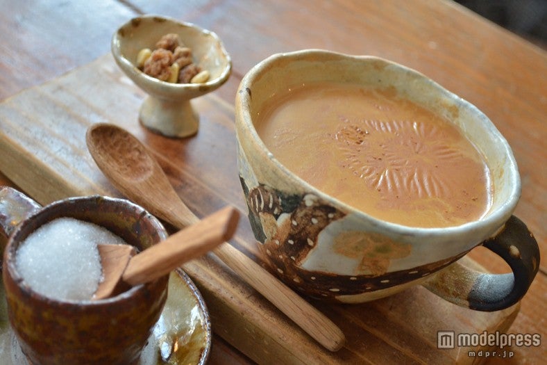 作家の焼物で出される「mofgmona」のチャイ