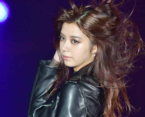 池田エライザ、オールブラック衣装がかっこよすぎ がっつりメイクで色っぽさ溢れる<TGC北九州2017>