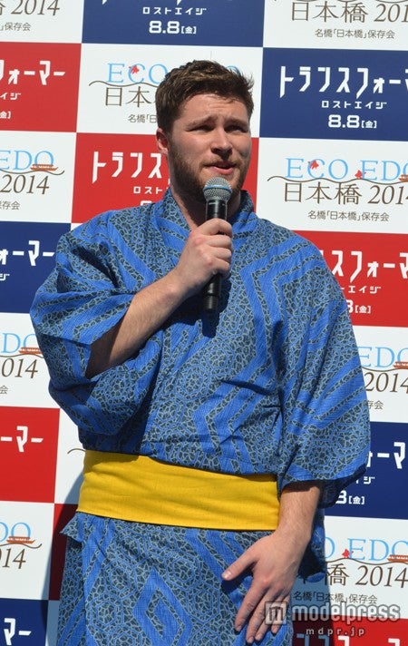 『トランスフォーマー／ロストエイジ』ジャック・レイナーが、日本橋で打ち水大作戦