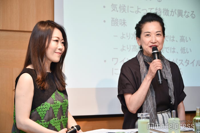 (左から)MAHO氏、冨永純子氏(C)モデルプレス