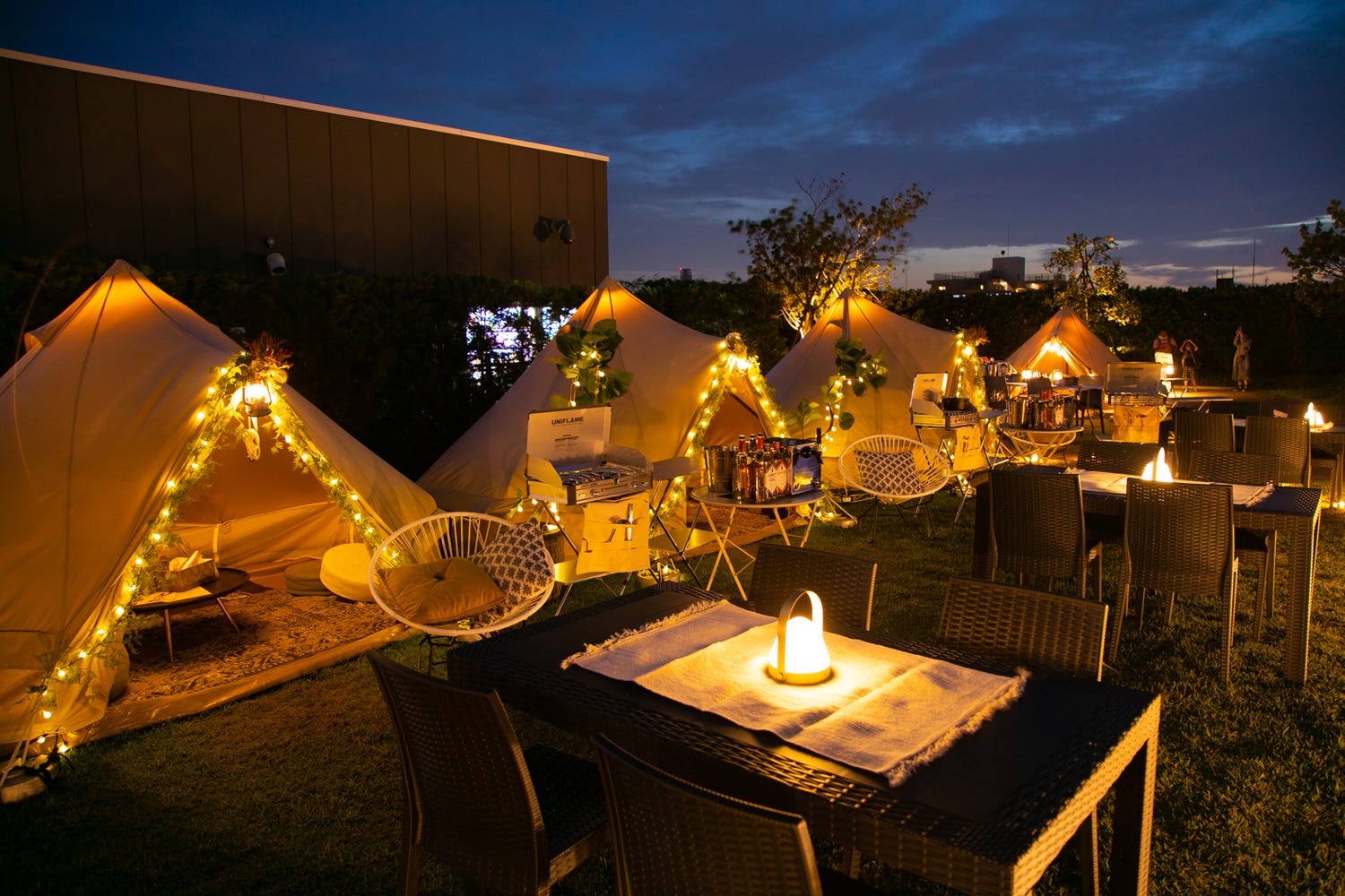 東京スカイツリーを見上げるクリスマスグランピング、限定プランでロマンティックな夜を