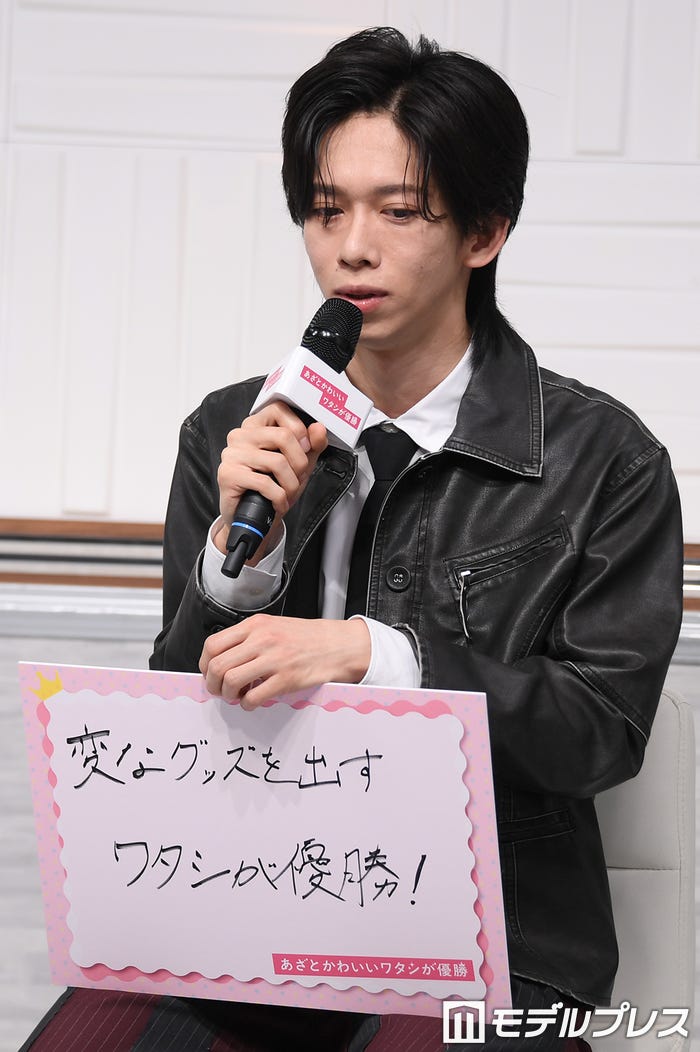 レントゲンアクキー、テレビ映り込みアクキーグッズを紹介する船津稜雅(C)モデルプレス