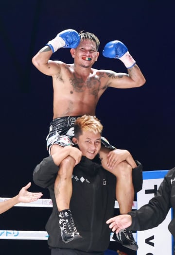 カシメロ 貫禄の5回TKO勝利 自ら望んだ再起戦で溝越斗夢を一蹴 「ルイス・ネリと戦いたい」と悪童対決を希望