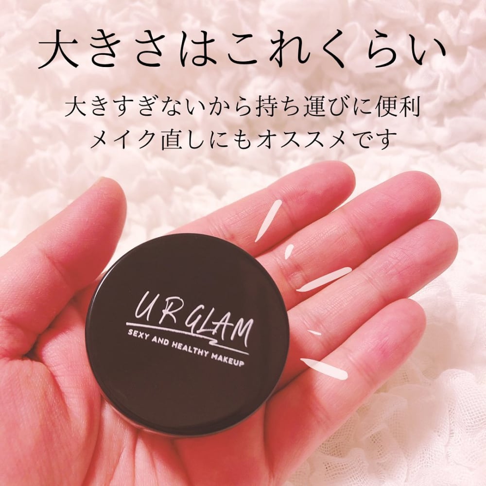 ダイソーURGLAMのルースパウダーを手に乗せている写真