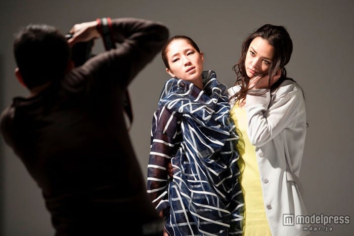 ミホを演じた加賀美セイラ(右)/(C)2012F.S.フィルムパートナーズ