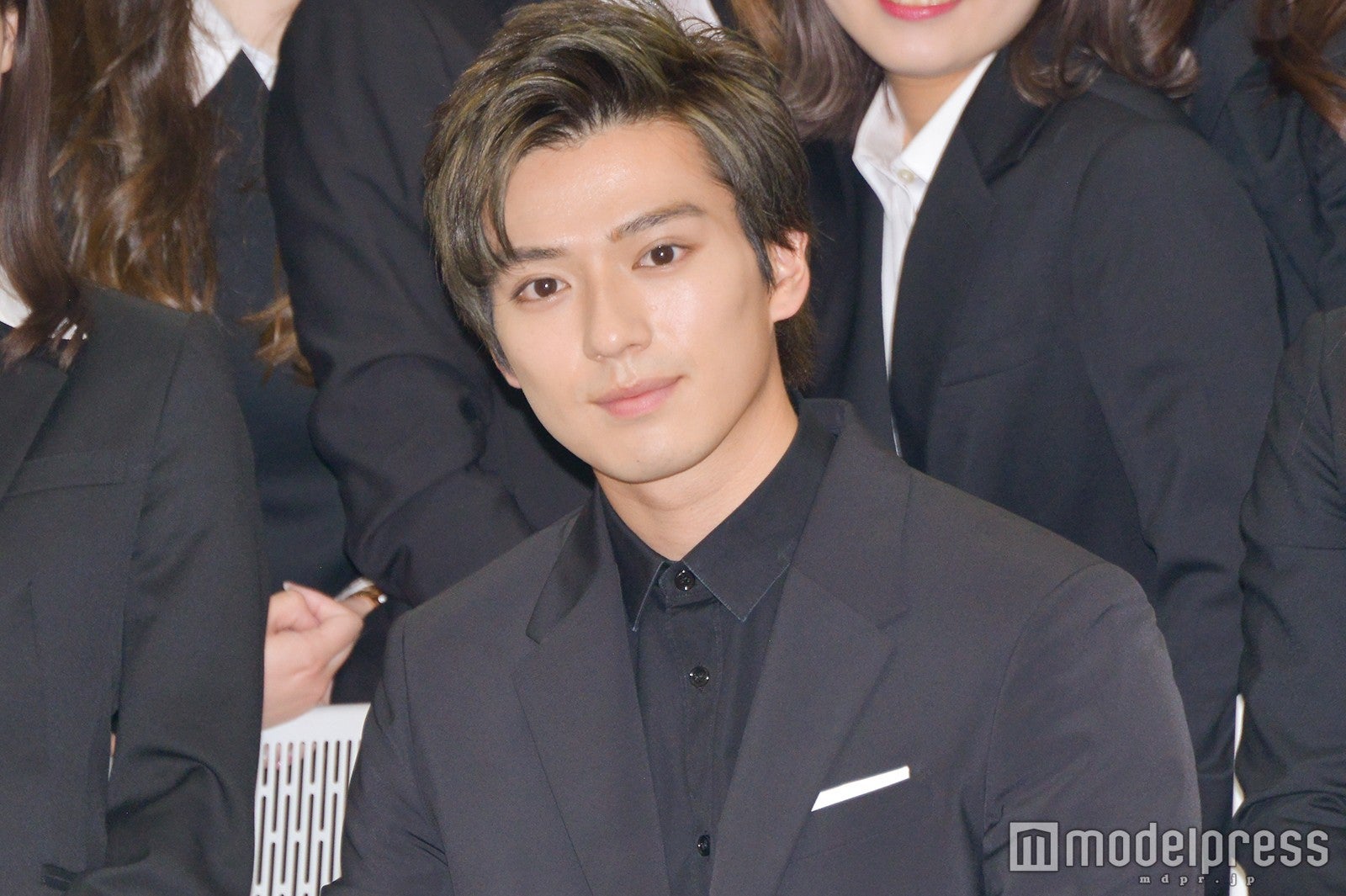 新田真剣佑、サマンサ入社式にサプライズ登場 黄色い歓声響く