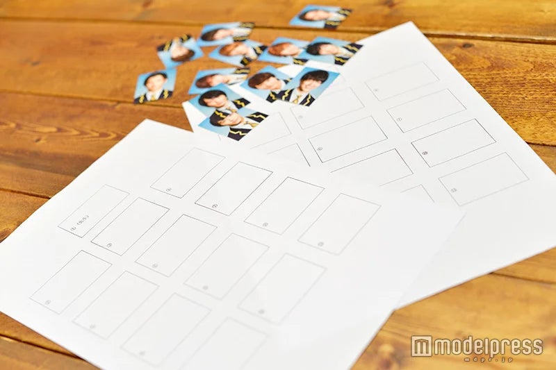 このような紙に写真を並べてもらった！（C）モデルプレス