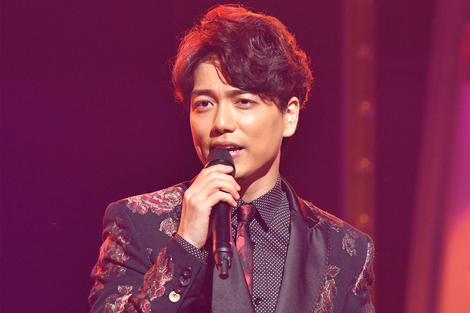 Amiへのアプローチ対決を制した山崎育三郎（画像提供：TBS）