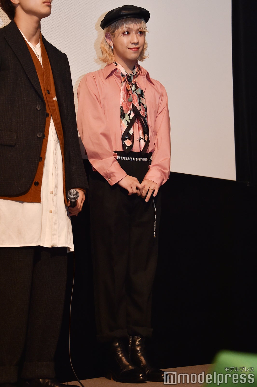今日のファッションポイントはスカーフとキラキラのベルト （C）モデルプレス