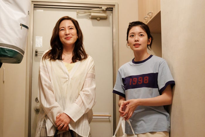 鈴木杏樹、小芝風花「GO HOME~警視庁身元不明人相談室~」第5話より(C)日本テレビ