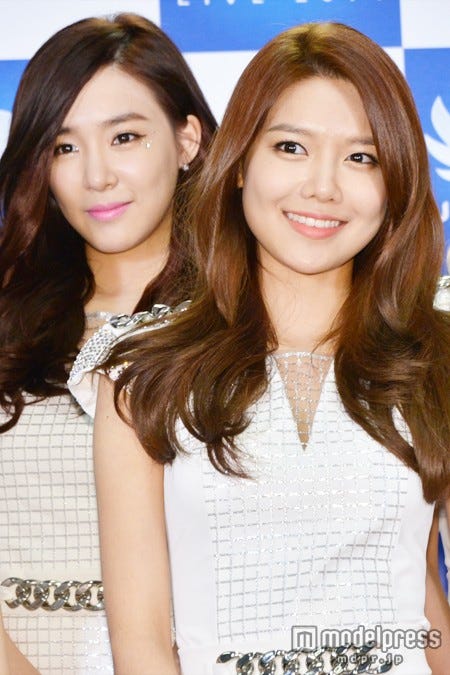 少女時代(左から:ティファニー、スヨン)