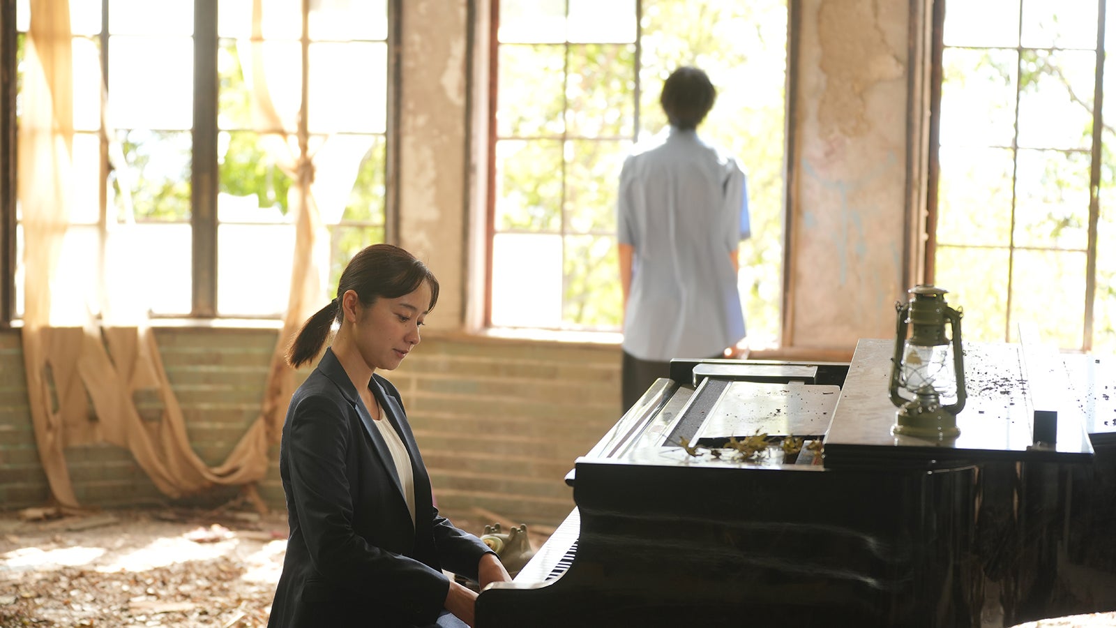 堀田真由、萩原利久「たとえあなたを忘れても」第1話より（C）ABCテレビ