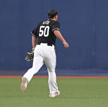 ロッテ・愛斗が痛恨後逸 ボールは無情にフェンス際まで転々 小島5回まで無失点好投も六回に痛い3失点