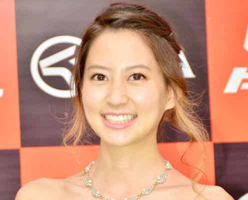河北麻友子、美脚&セクシーデコルテで魅了 「こんな可愛い生徒いない」と絶賛