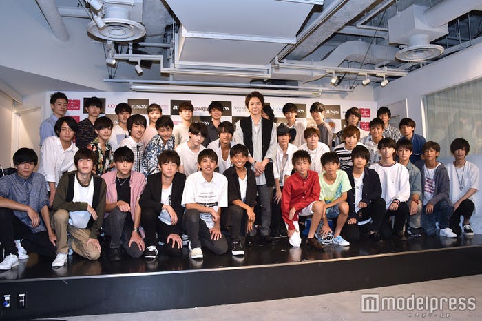 (前列左から)穴見要人、藤田峻平、渡邉駿輝、鈴木栄響、田中北斗、隈元秀斗、佐藤英斗允、徳永智加来、石橋宏輝、梁源、五十嵐蒼真、井上雅大佳、和田直也(中列左から)早坂柊人、奥野壮、鈴木陽大、伊東竜弥、吉田聖、伊藤真央、小池徹平、渡邉亮太、古川龍太郎、大藪潤、入江海斗、田渕冬也(後列左から)富樫慧士、綱啓永、冨田幸大、佳山悠我、北口凱亜、上田純、森川竜太郎、岡俊樹、河野玄斗、中西八洋、山田輝(C)モデルプレス