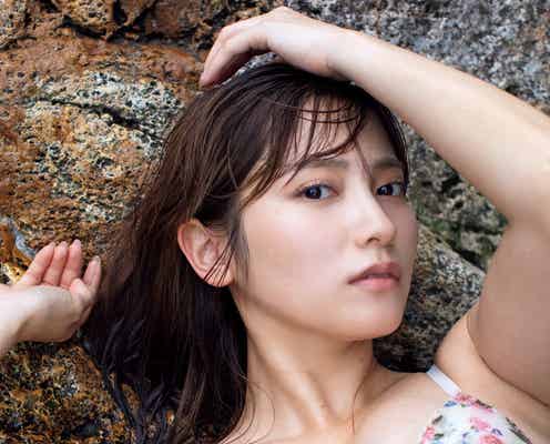 桃月なしこ、花柄ビキニ姿で豊満バスト開放
