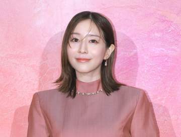 妊娠公表の田中みな実 10cm超ヒールで堂々登壇 後ろ凄い！ドレス、お腹もふっくらに 松岡茉優が手を差し伸べ段差エスコート