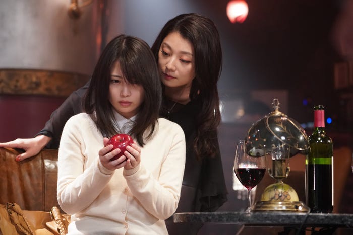 志田未来、小池栄子/「美食探偵 明智五郎」第2話より(C)日本テレビ