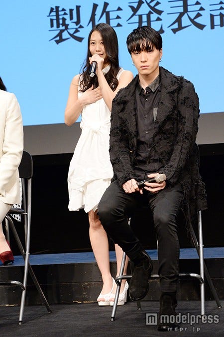 古畑奈和(中央)