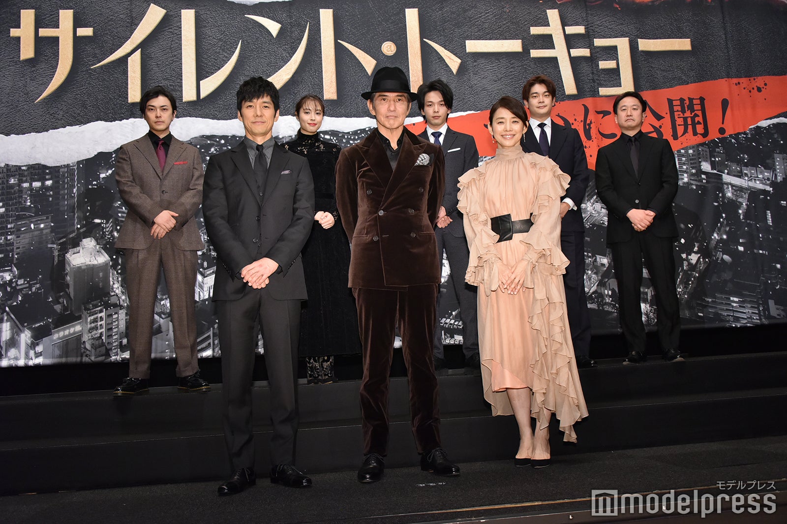 （前列左から）西島秀俊、佐藤浩市、石田ゆり子（後列左から）勝地涼、広瀬アリス、中村倫也、井之脇海、波多野貴文監督（C）モデルプレス