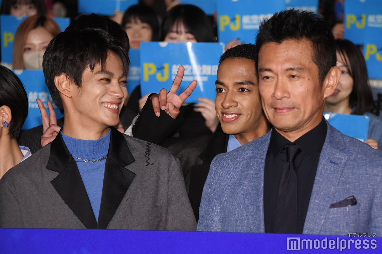 突然愉快にピースを決めた草間リチャード敬太に気づき笑う神尾楓珠（C）モデルプレス