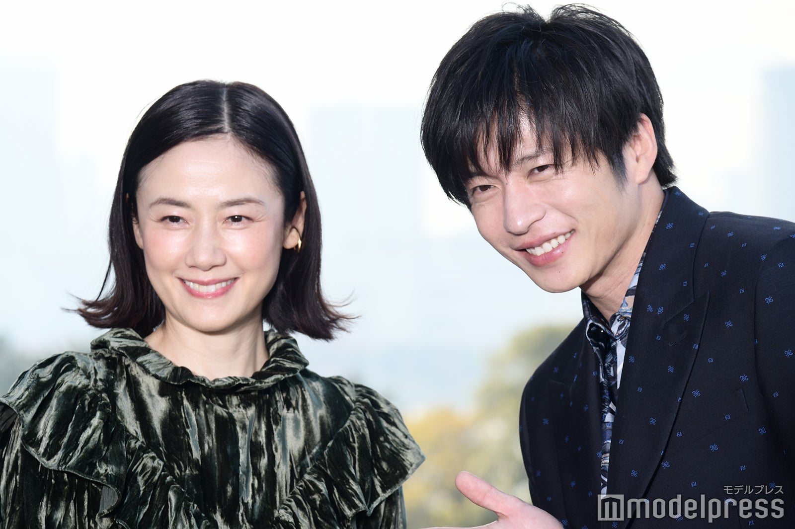 バースデーケーキとともにフォトセッションに応じる原田知世、田中圭 （C）モデルプレス