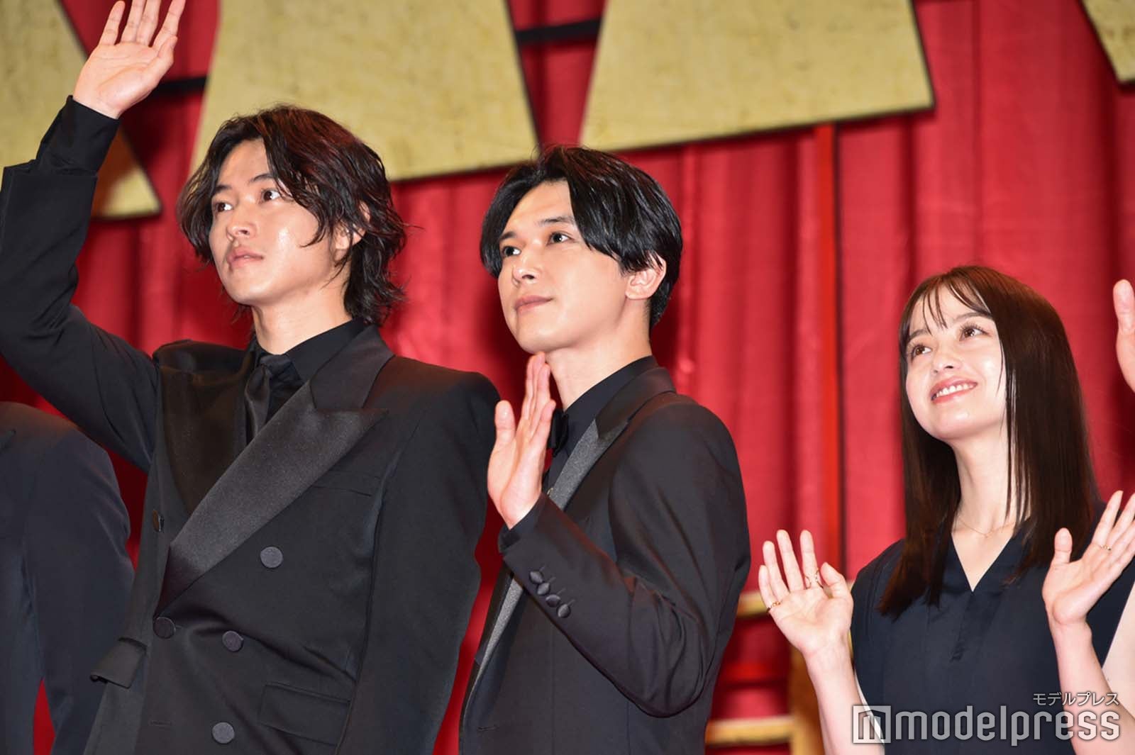 手を振る山崎賢人、吉沢亮、橋本環奈（C）モデルプレス