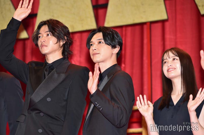 手を振る山崎賢人、吉沢亮、橋本環奈(C)モデルプレス