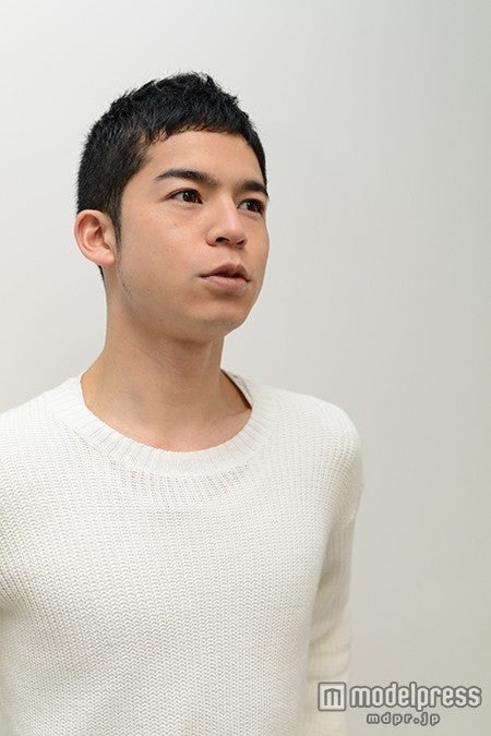 舞台にかける熱い想いを語る菅谷哲也／ヘアメイク：武部千里