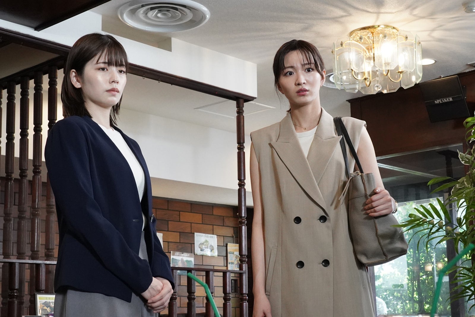 小芝風花、岡崎紗絵「転職の魔王様」第4話より（C）カンテレ