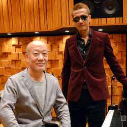「懺悔」（10月16日発売）でコラボしたEXILEのボーカルATSUSHI（右）と作曲家の久石譲氏（左）