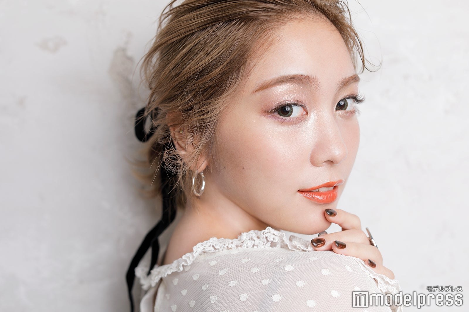 オリーブカラーとキラめくグリッターが印象的（C）モデルプレス