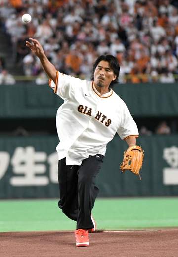 巨人 ファーストピッチにサッカー元日本代表・中沢佑二氏が登場「失敗したら…」の重圧をはねのけて見事なストライク送球で「モンテレイまで届いた」
