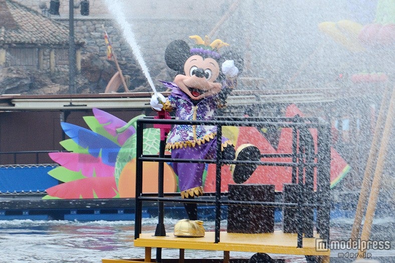 新カラーのコスチュームで登場したミッキー