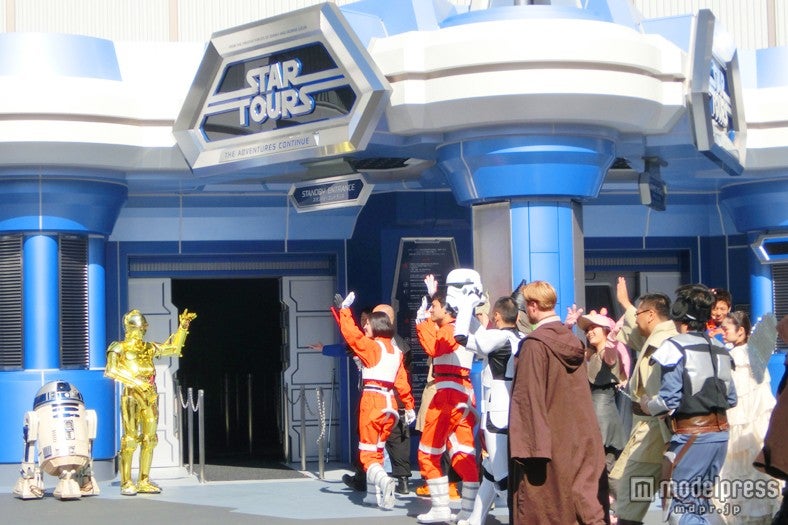 C-3POとR2-D2に見送られ、ファーストフライトへ向かうゲスト