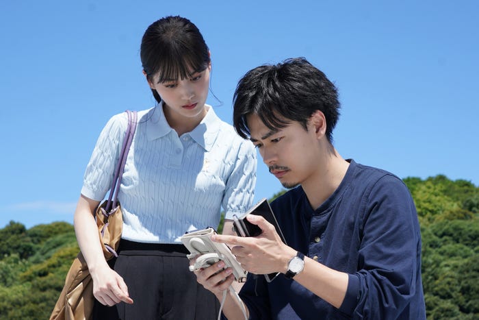 山下美月、成田凌(C)井龍一・伊藤翔太/講談社(C)ytv