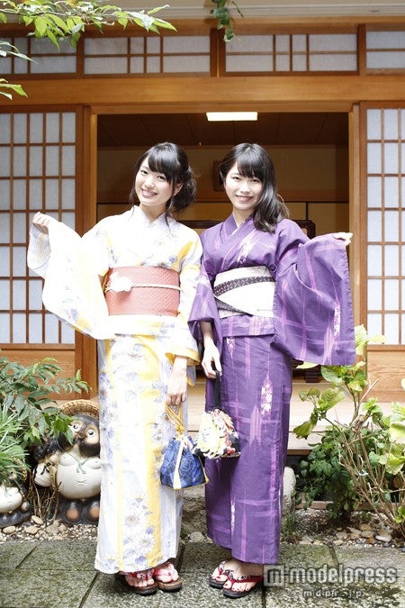 浴衣姿の2人が京都の街を案内