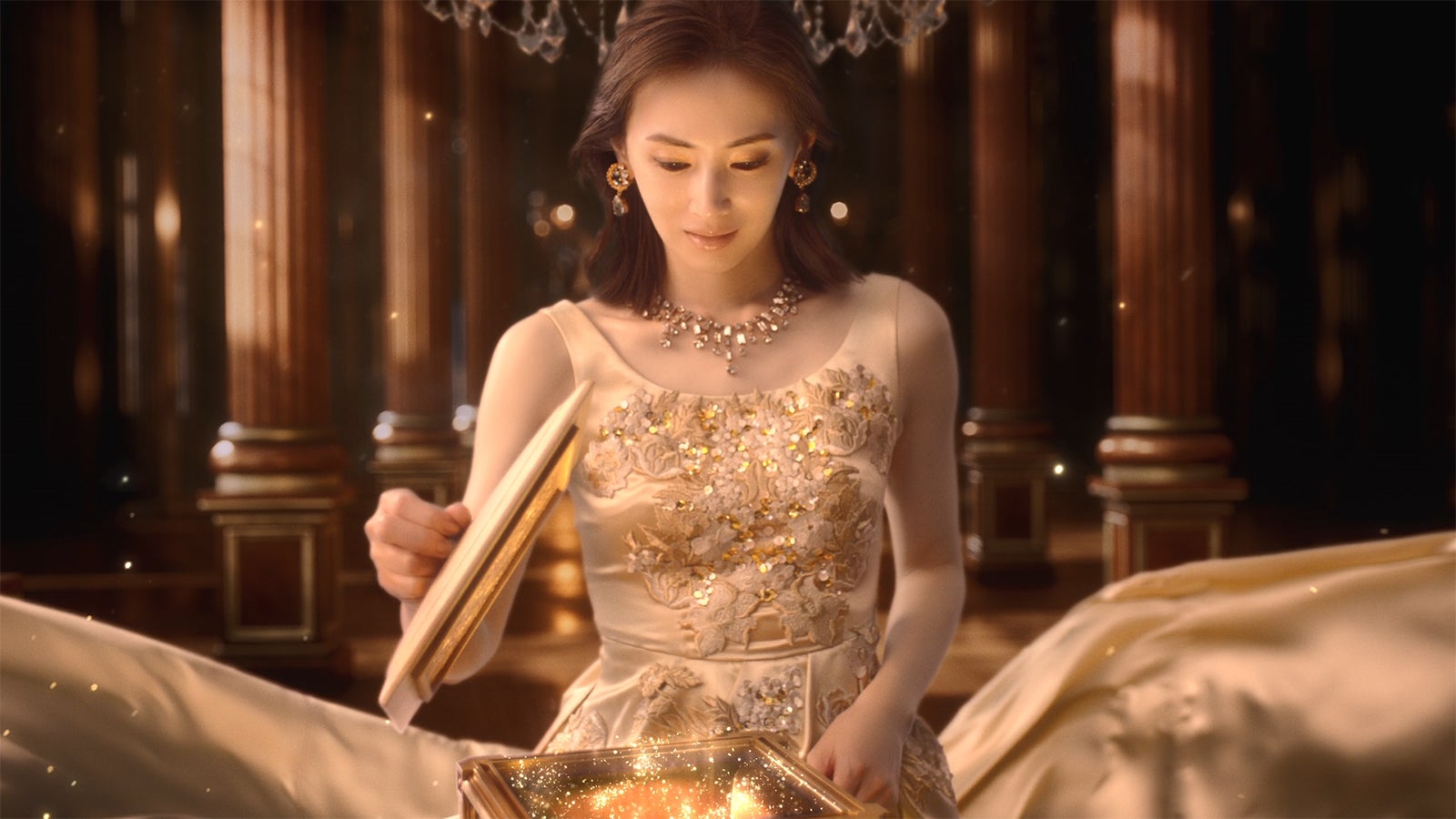 北川景子 新CM「⾦の⼥神」篇より（提供写真）