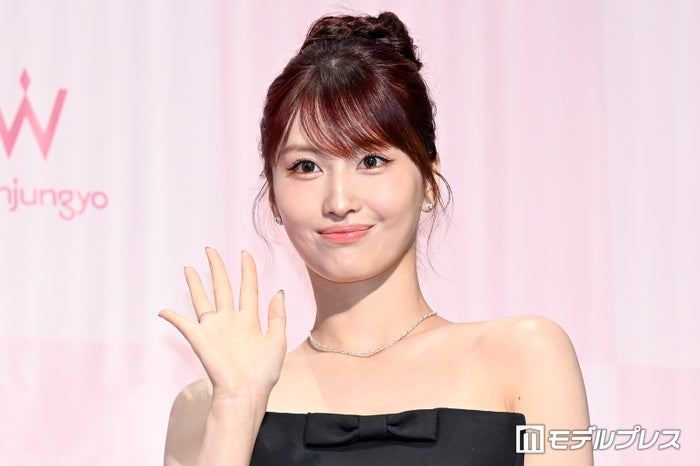 TWICEモモ、ふんわりミニ丈ワンピースで美脚スラリ「可愛すぎ」「なんて無邪気なの」の声