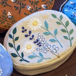 繊細な刺繍にうっとり♡大人女子におすすめの上品で可愛い春ポーチ