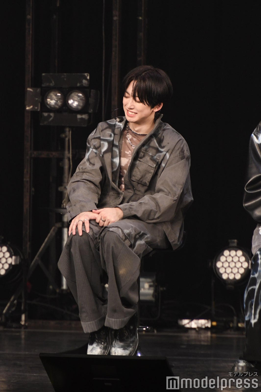 ちょこんと座るFUMA（フウマ）（C）モデルプレス