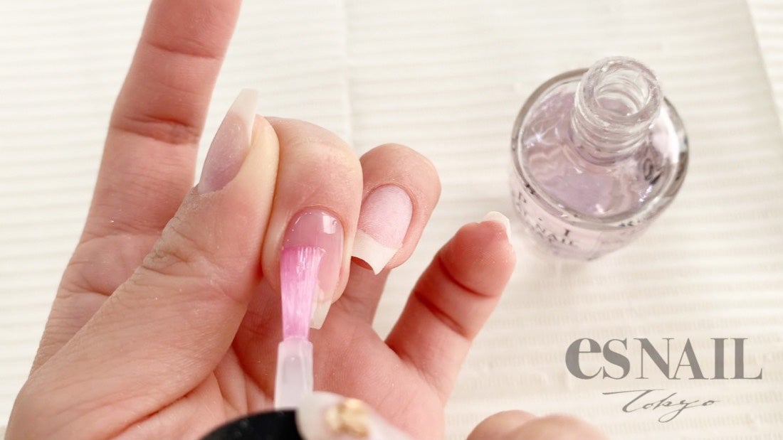 ベースコートは先端もしっかり塗ることで取れにくく！（画像提供：esNAIL）