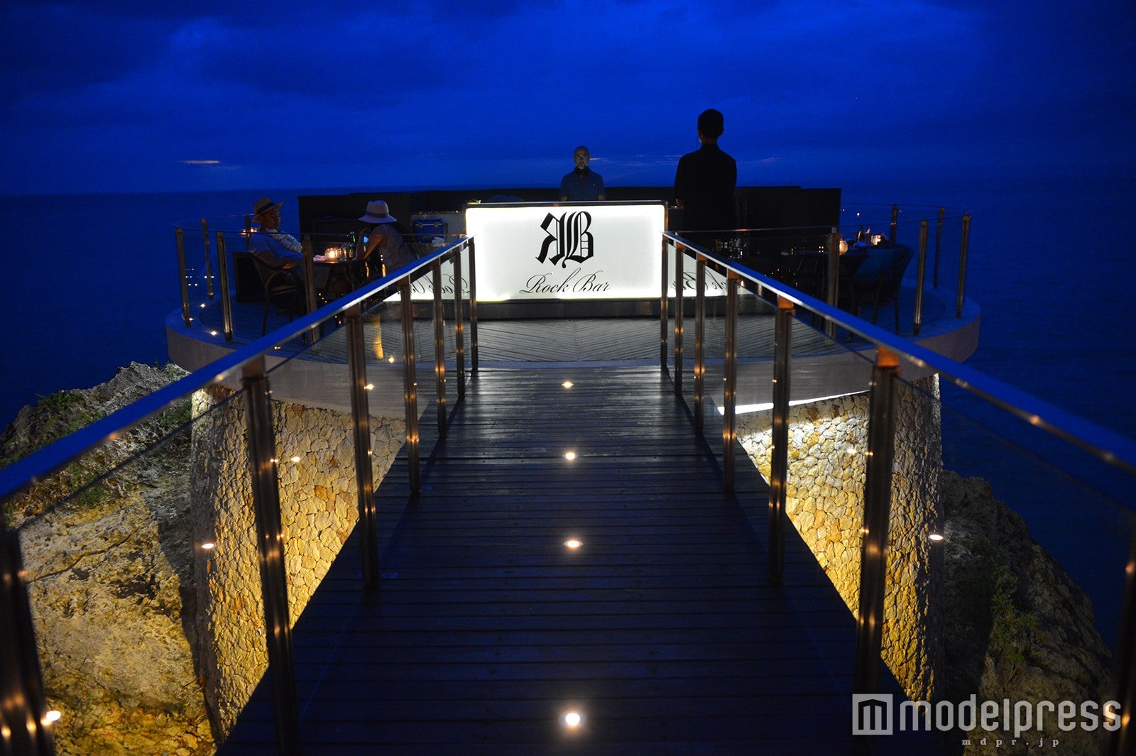 ラウンドデッキの中央にはDJブースが（C）モデルプレス