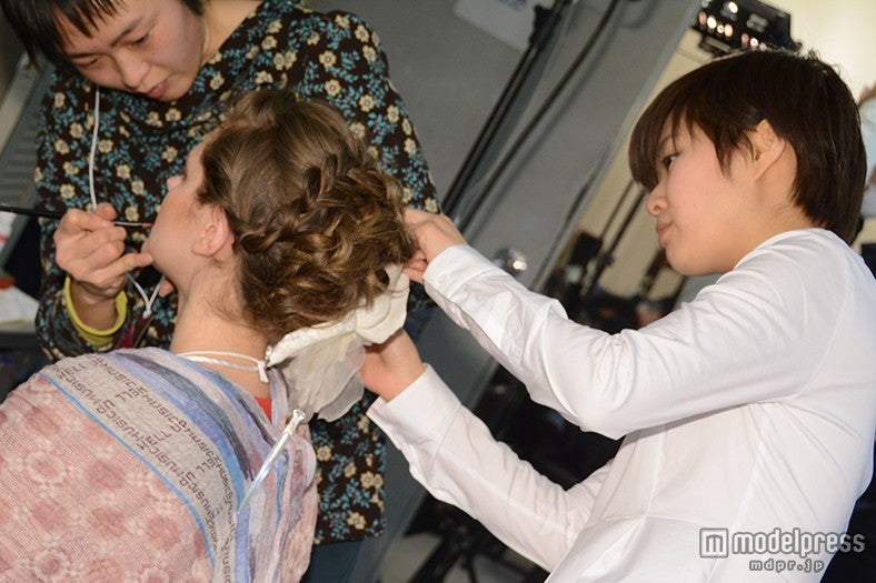 バックステージでは入念なチェックが行われていた