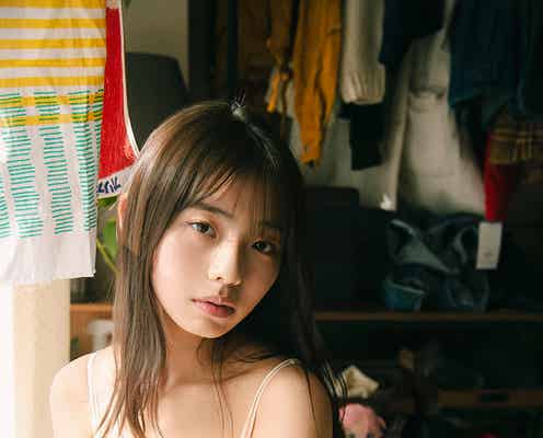 現役JK・菊地姫奈、色白美バストに釘づけ 生活感溢れるグラビア披露