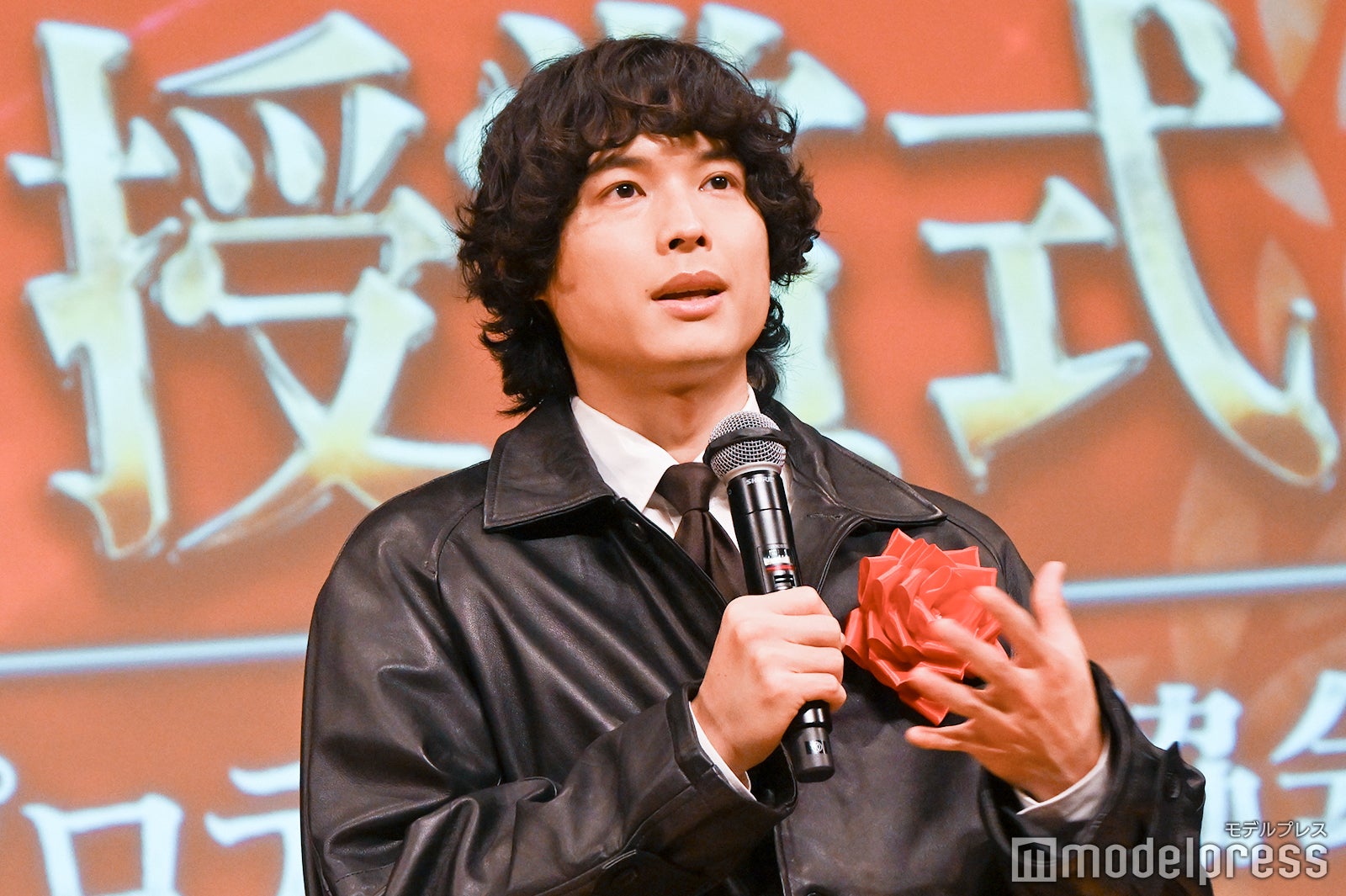 「ちょっとだけ長くなりますね」と前置きする松村北斗（C）モデルプレス