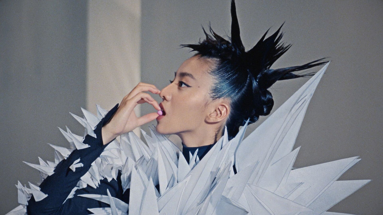 Koki,、モヒカン姿初披露　彫刻のような曲線美