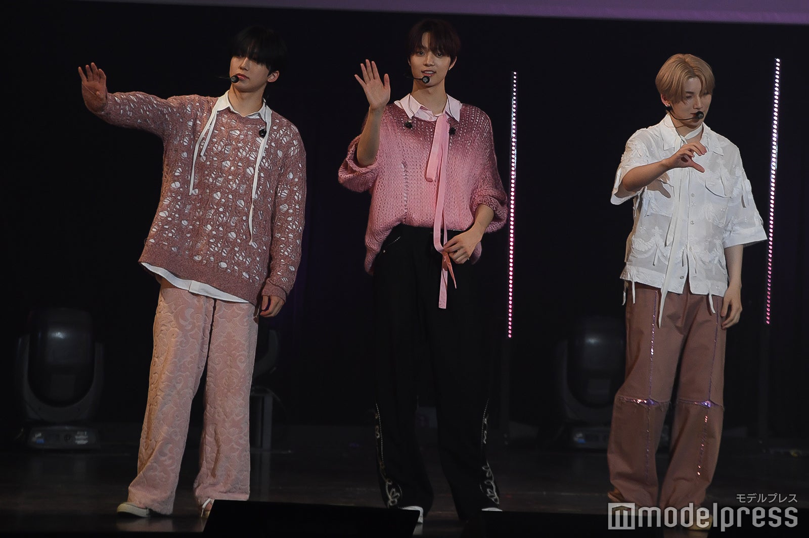 ファンサービスをするFUMA、EJ、YUMA（C）モデルプレス